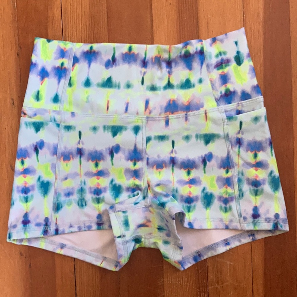 Ultra soft tie dye Pure Luxe by Fabletics yoga shorts with side pocket - size XS